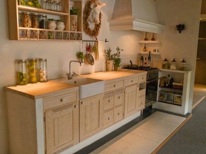 Красивый дизайн кухни без навесных шкафов с фото