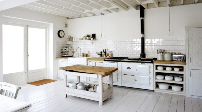 Интерьер белой кухни с деревянной столешницей