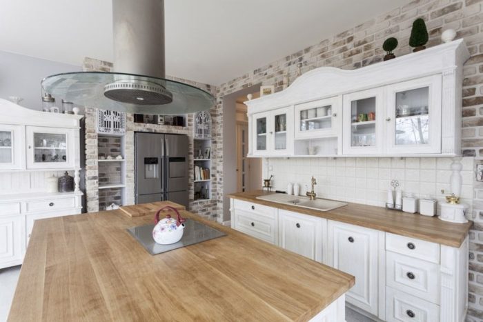 Интерьер белой кухни с деревянной столешницей