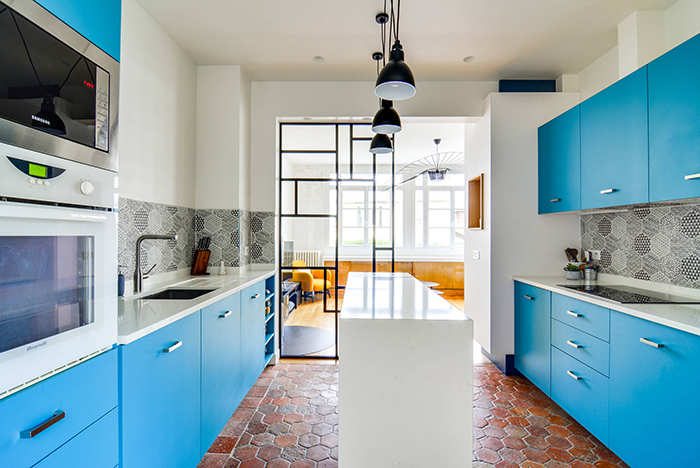 Дизайн синей кухни в современном стиле